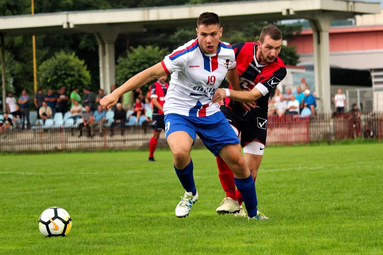 Hvad er forskellen på League of Ireland (LOI) og Northern Ireland Football League (NIFL)?