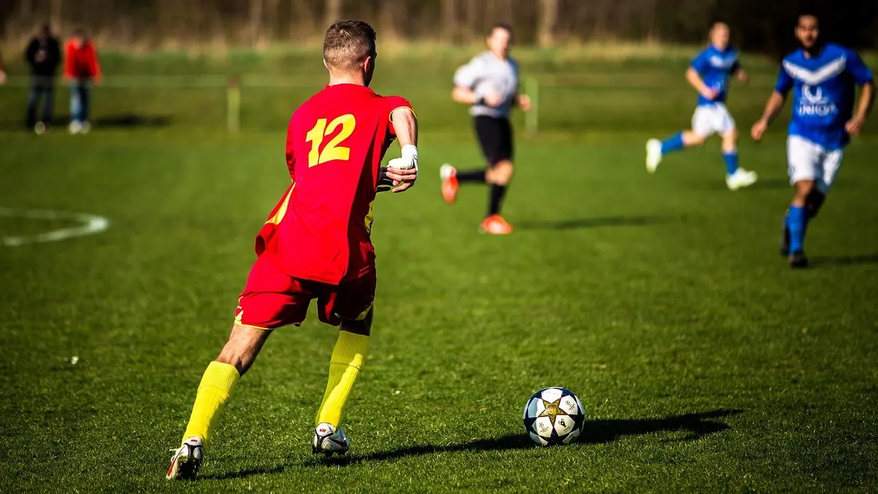 Små marginaler og sene udligninger: First Division runde 18 leverede fire pointdelinger og én hjemmejubel