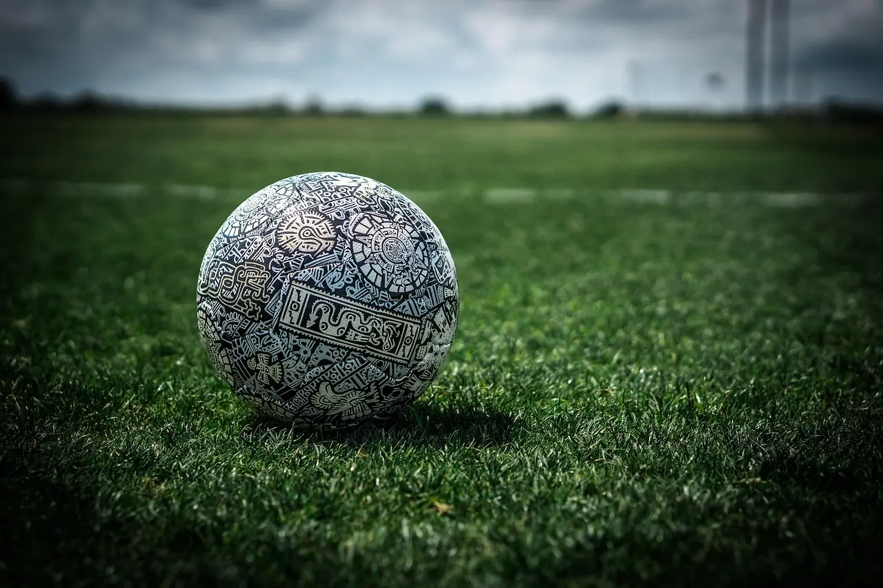 Brutale kindben, tidlige scoringer og en kortfest – sådan udspillede First Division-runde 2 sig