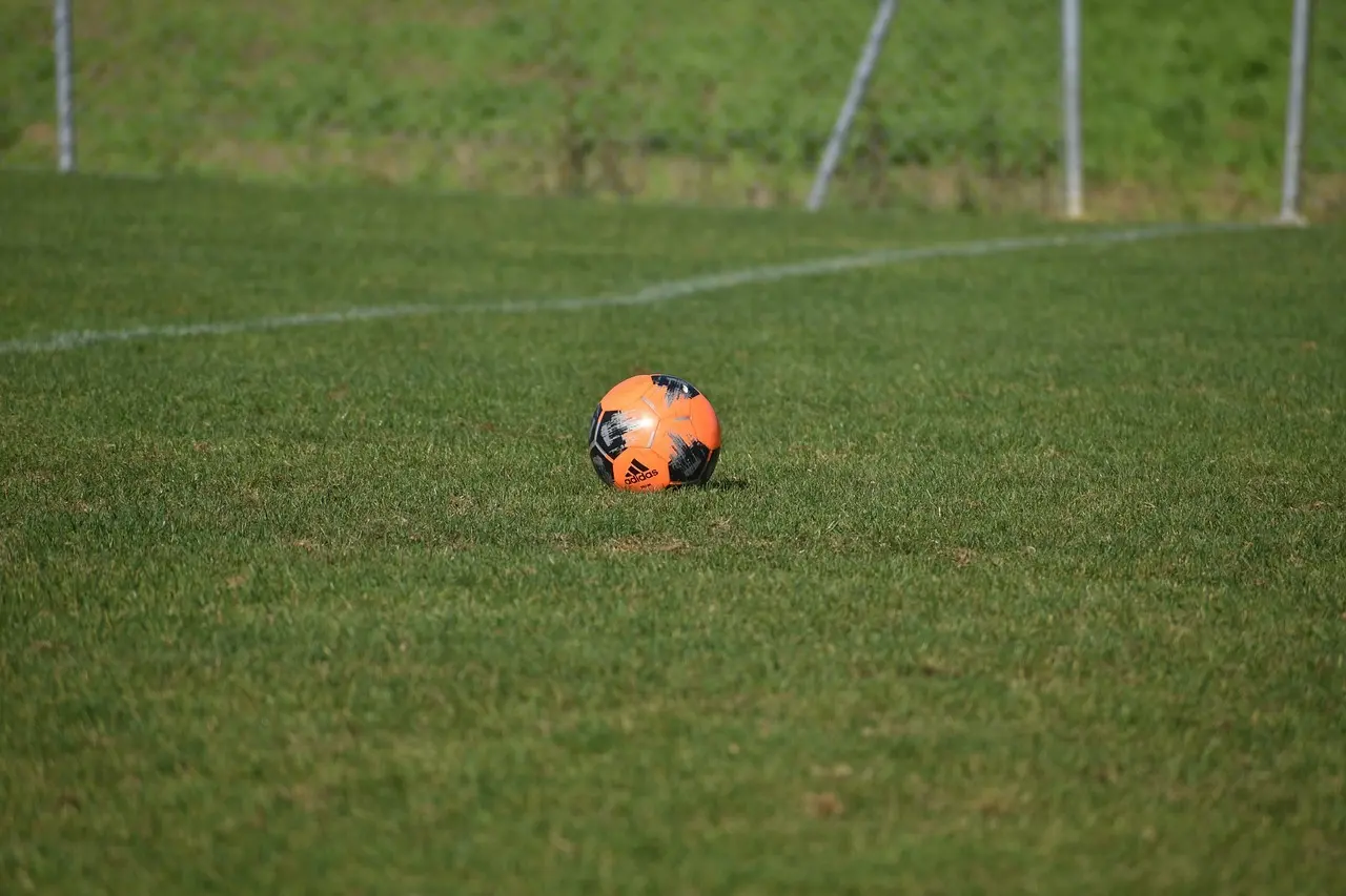 Skarpe slutminutter, straffespark og tætte dueller: Premier Division runde 29 kortlagt