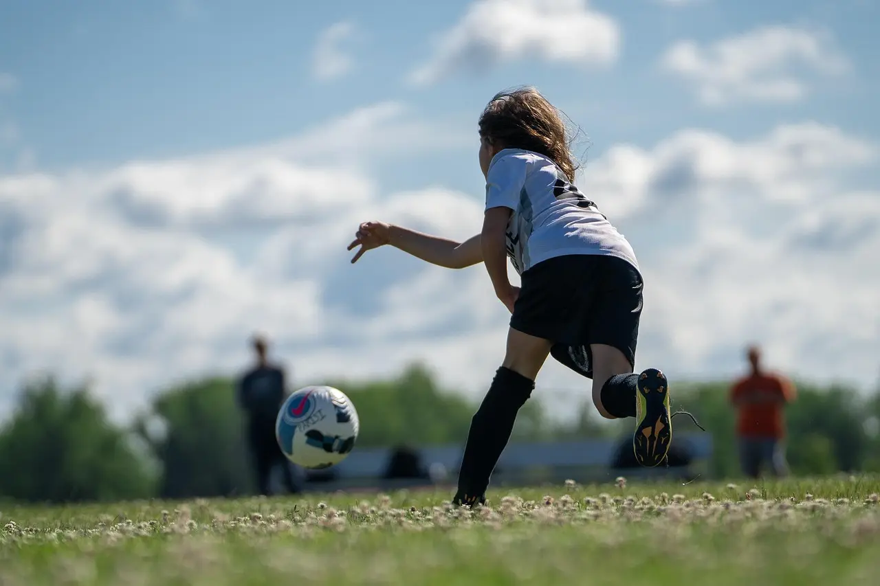 Sene udligninger og storsejre: First Division – runde 26 leverede fuld dramatik