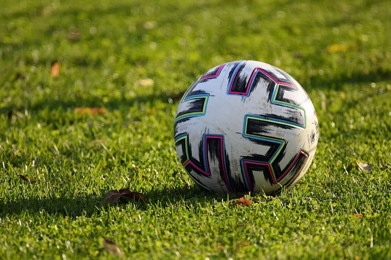 Drama i nordvest, sikre udebanesejre og to røde kort – sådan forløb First Division 2025, runde 8