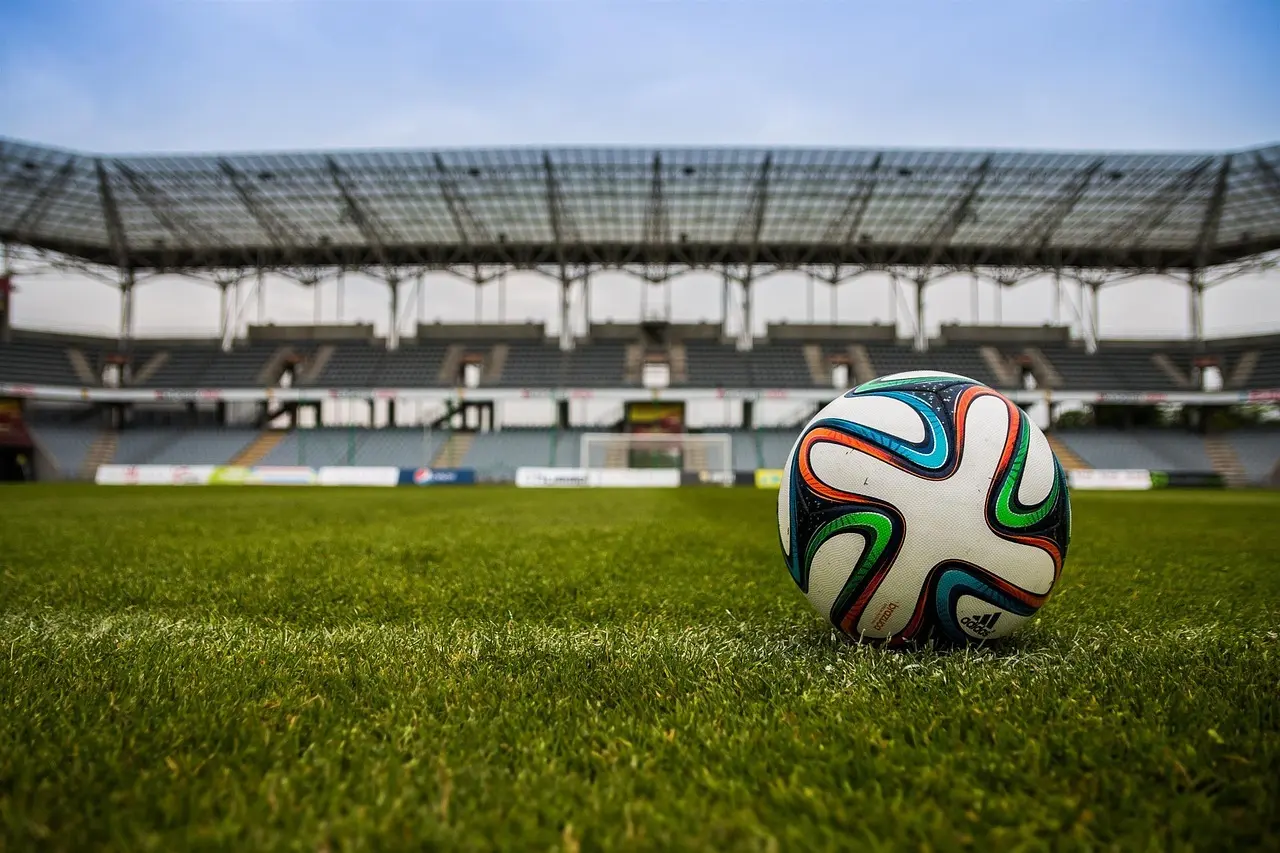 Premier Division runde 16: udvisninger, sene afgørelser og skarpe omstillinger – irskfodbold.dk giver dig hele overblikket