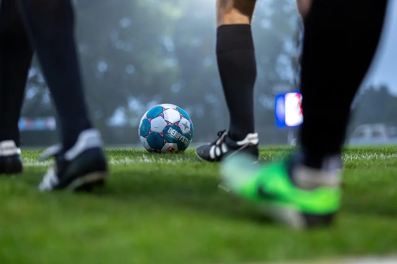 Premier Division runde 12: sene afgørelser, skarpe indhop og derbydrama