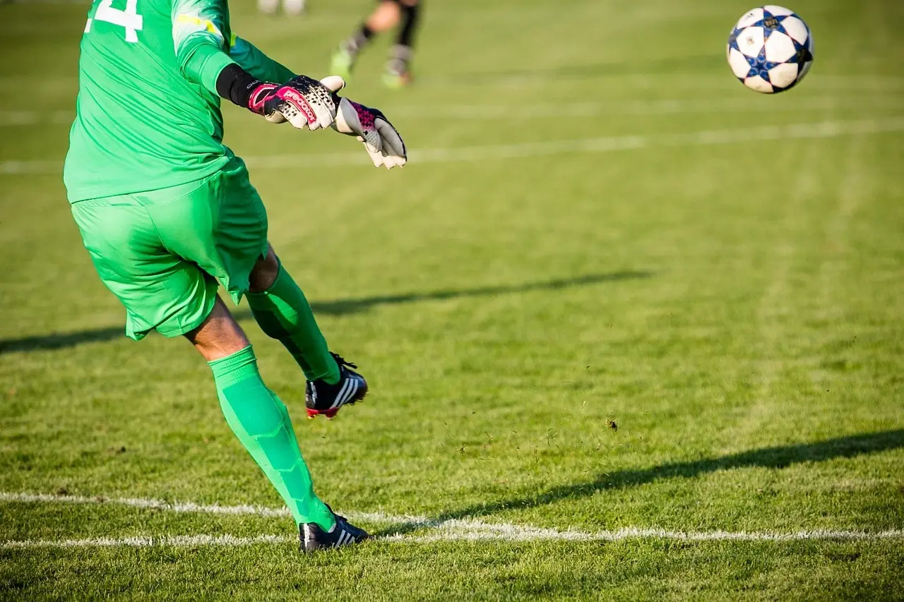 Smalle sejre, et dramatisk rødt kort og en dobbelt målscorer: First Division 2026 runde 13 i overblik