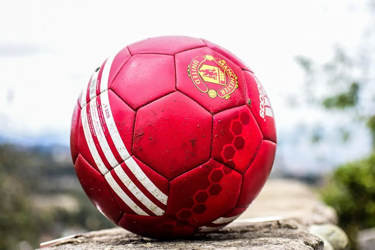 Smalle sejre, sene udligninger og en udvisning: Premier Division runde 14 destilleret